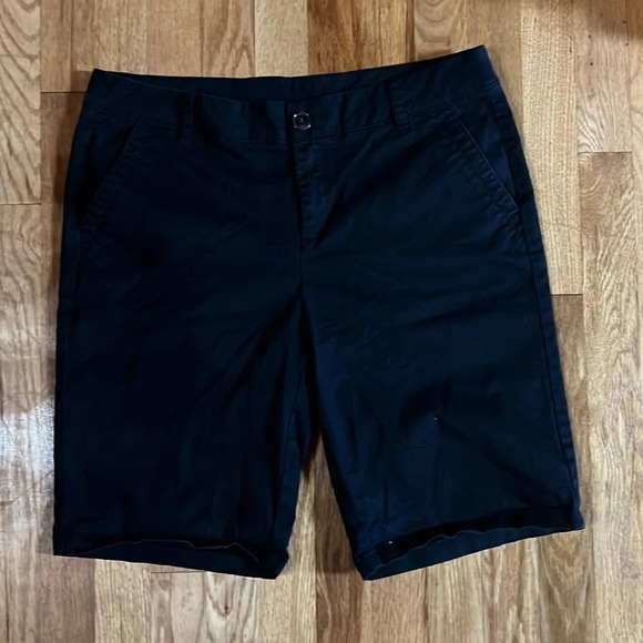 Liz Claiborne black like new shorts - Picture 1 of 4